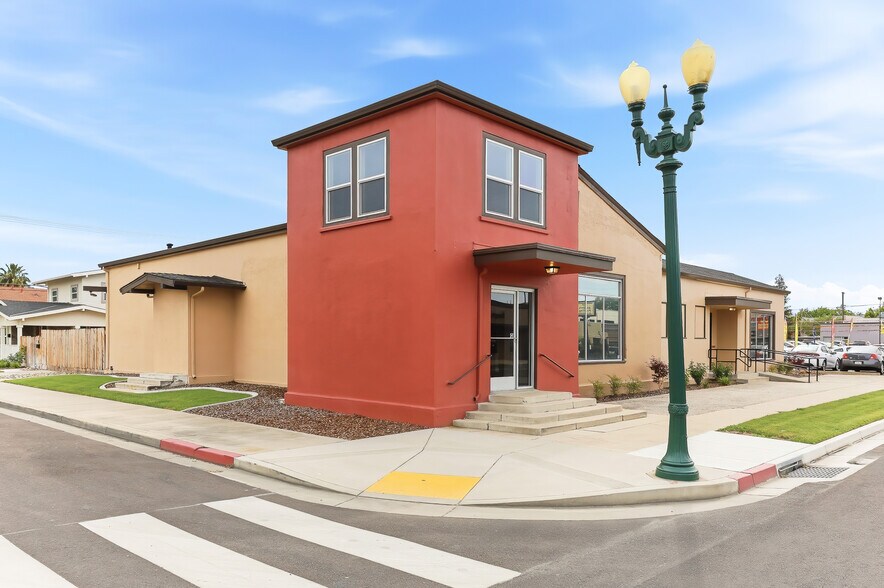 223 N Center St, Turlock, CA à louer - Photo principale – Image 1 sur 18