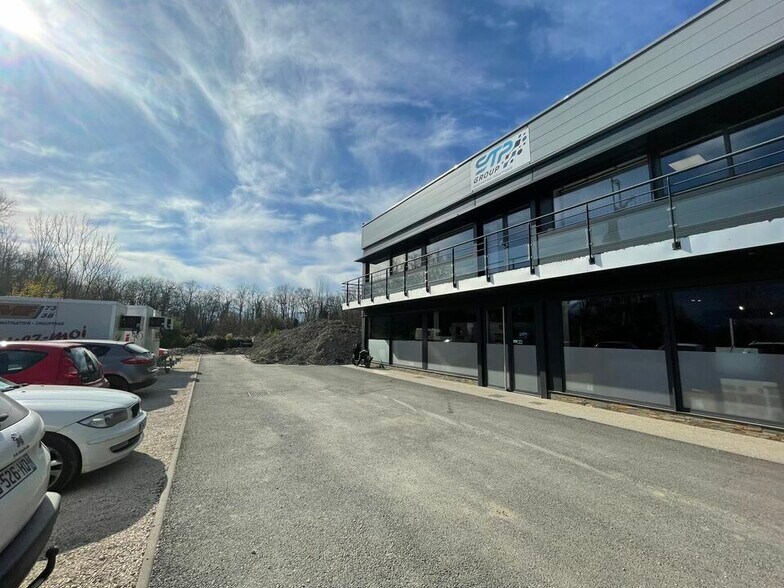 Local d’activités dans Saint-Ismier à louer - Photo de l’immeuble – Image 3 sur 8