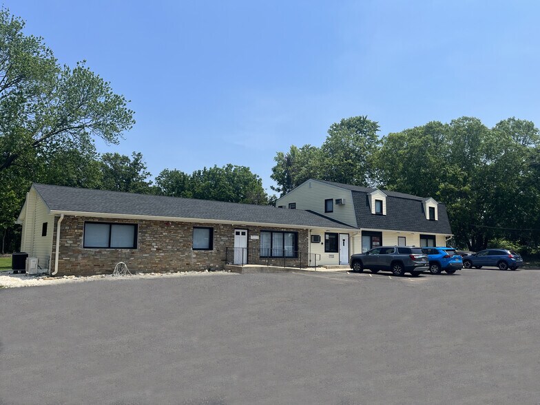 760 Woodbourne Rd, Langhorne, PA à louer - Photo de l’immeuble – Image 2 sur 6