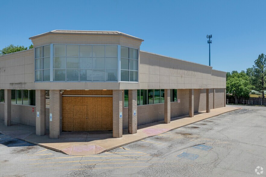 4561 N Peoria Ave, Tulsa, OK à louer - Photo de l’immeuble – Image 2 sur 8