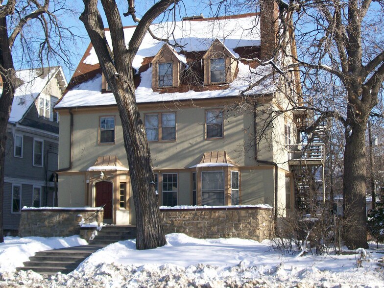 1009 University Ave SE, Minneapolis, MN à vendre - Photo de l’immeuble – Image 2 sur 4