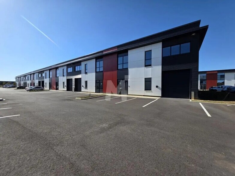 Local d'activités dans Lieusaint à vendre - Photo de l’immeuble – Image 1 sur 7