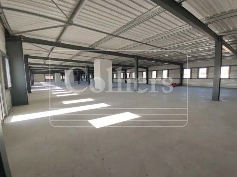 828 Route D'Aix, Pertuis à louer - Photo de l’immeuble – Image 3 sur 8