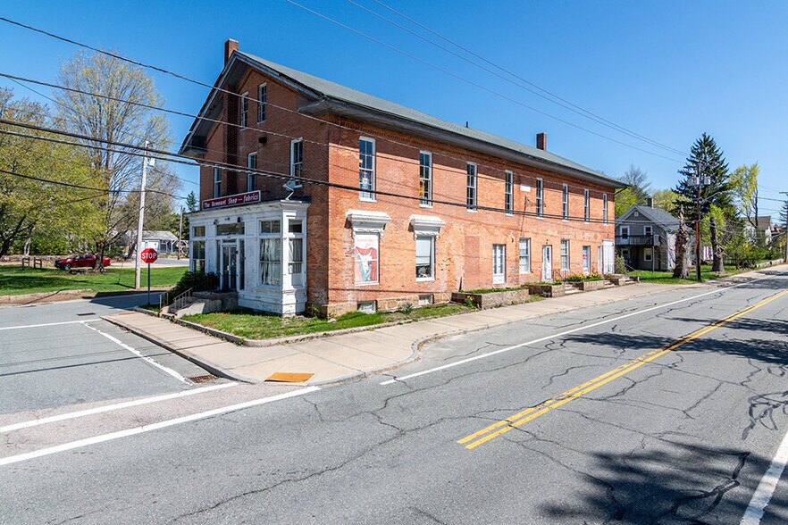 1081 Main St, Hopkinton, RI à vendre - Photo de l’immeuble – Image 1 sur 32