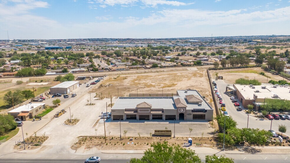 8623 N Loop Dr, El Paso, TX à louer - Photo de l’immeuble – Image 2 sur 7