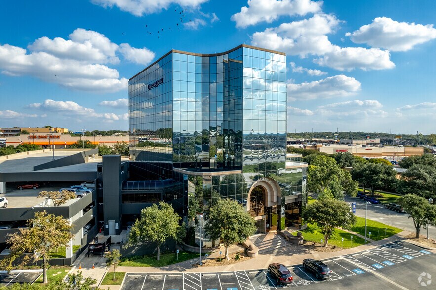 13750 San Pedro Ave, San Antonio, TX à louer - Photo de l’immeuble – Image 1 sur 25