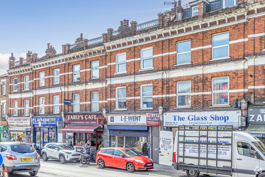 227 Cricklewood Broadway, Londres à louer - Photo de l’immeuble – Image 2 sur 2
