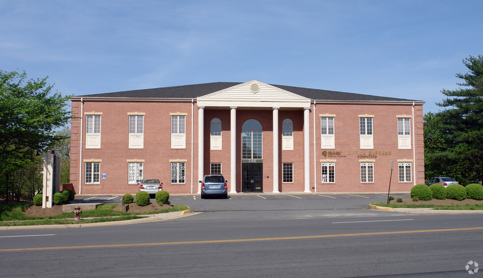 746 Walker Rd, Great Falls, VA à louer - Photo de l’immeuble – Image 3 sur 7