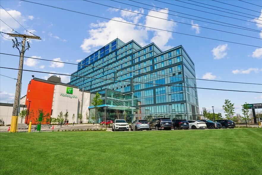 988 Martin Grove Rd, Toronto, ON à vendre - Photo de l’immeuble – Image 2 sur 6