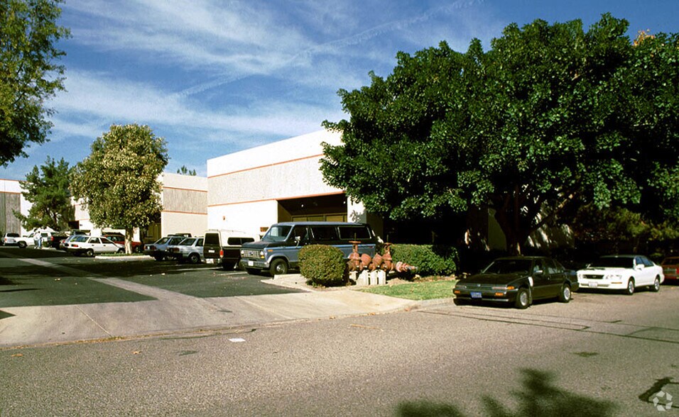 1115 Avenida Acaso, Camarillo, CA à louer - Photo de l’immeuble – Image 2 sur 6