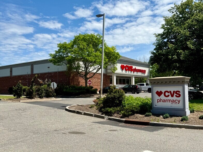 111 Terry Rd, Smithtown, NY à vendre - Photo de l’immeuble – Image 2 sur 8