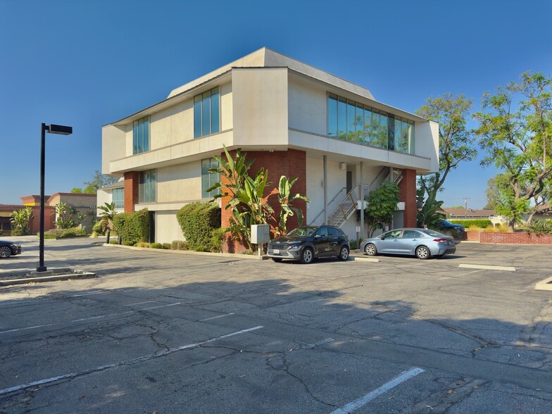 678 S Indian Hill Blvd, Claremont, CA à louer - Photo de l’immeuble – Image 1 sur 6