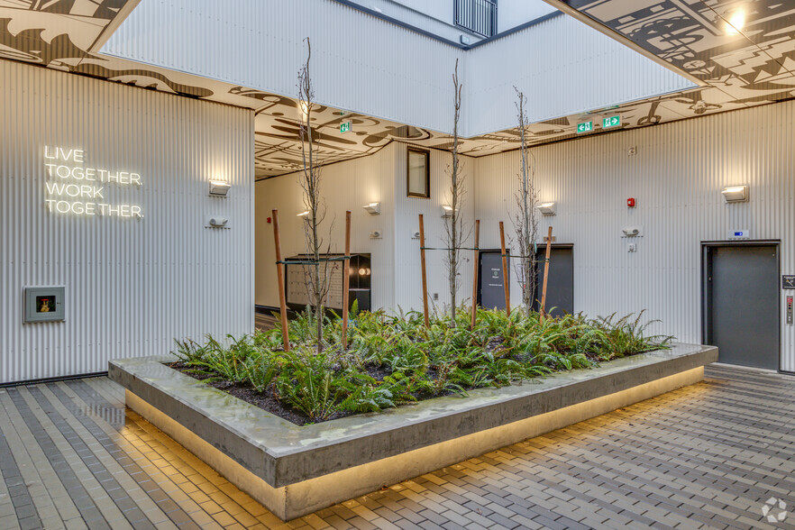 730-742 Glen Dr, Vancouver, BC à louer - Hall d’entrée – Image 3 sur 8