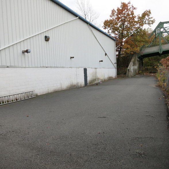 205 E 1st Ave, Roselle, NJ à louer - Photo de l’immeuble – Image 3 sur 23