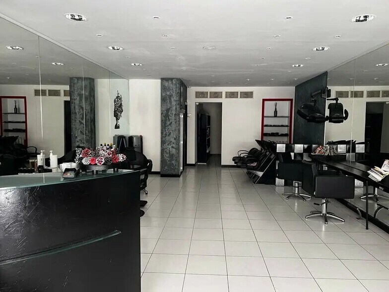 Local commercial dans Nîmes à louer - Photo de l’immeuble – Image 1 sur 4