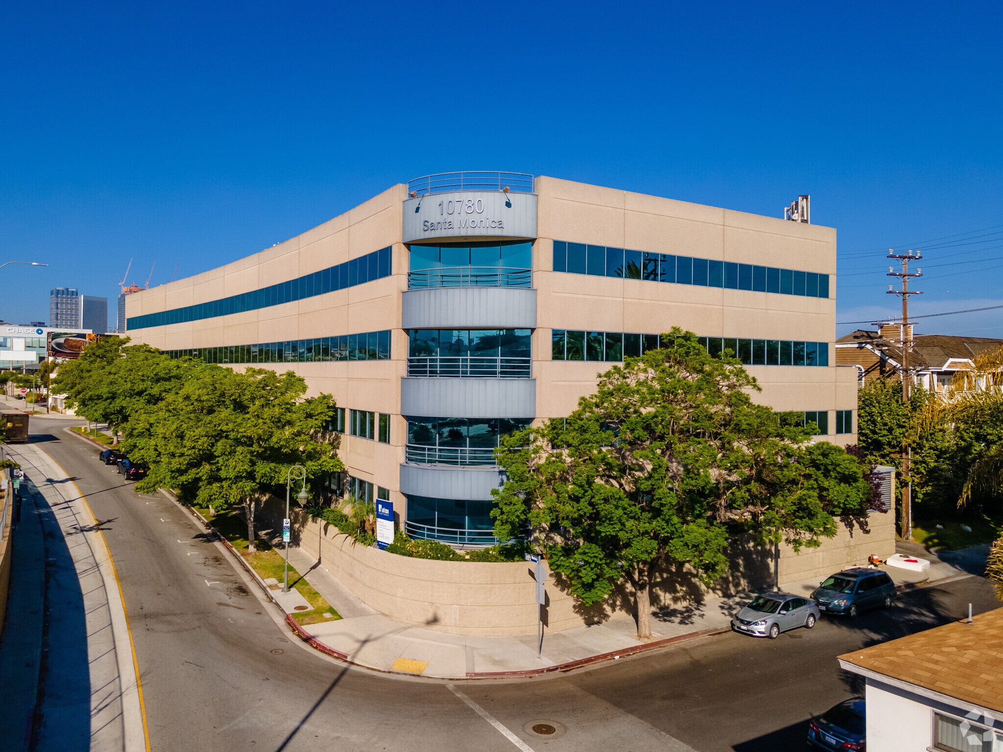 10780 Santa Monica Blvd, Los Angeles, CA à louer Photo principale– Image 1 sur 8
