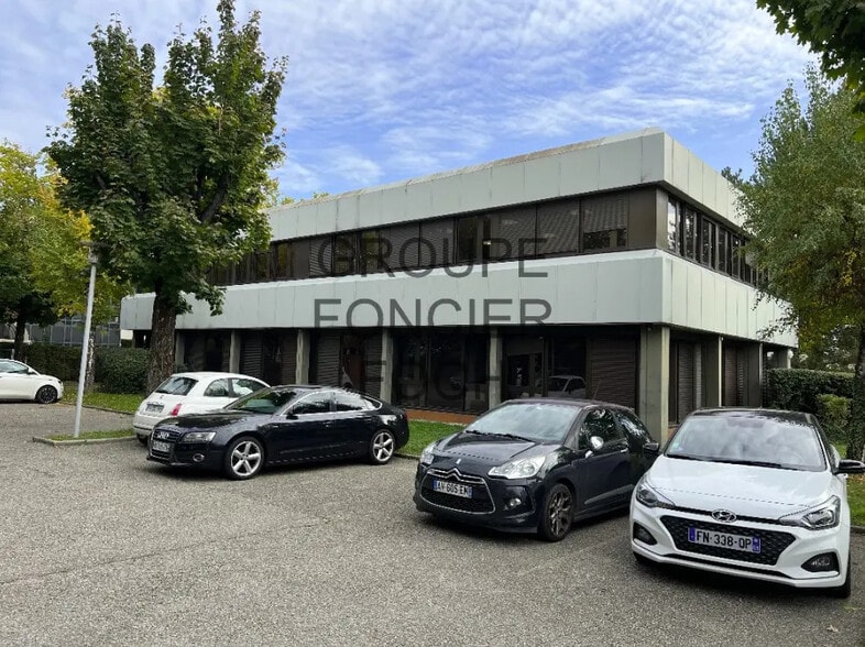 Rue Maryse Bastié, Bron à vendre - Photo de l’immeuble – Image 2 sur 5