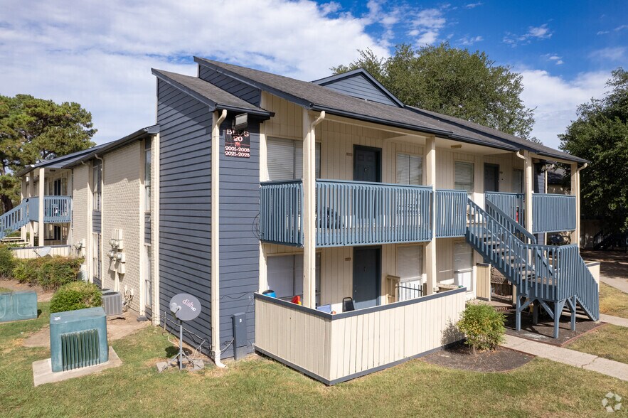 2402 Bammelwood Dr, Houston, TX à vendre - Photo principale – Image 1 sur 28