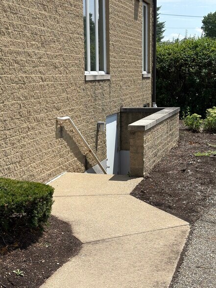 309 S Chapel St, Louisville, OH à vendre - Photo de l’immeuble – Image 3 sur 36