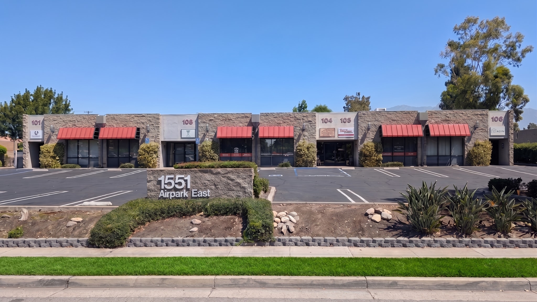 1551 W 13th St, Upland, CA à louer Photo de l’immeuble– Image 1 sur 2