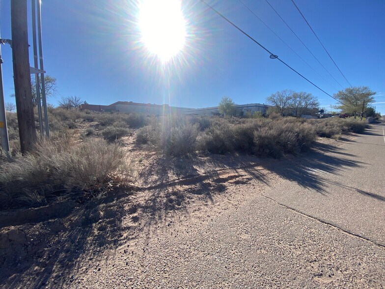 561 Vortex Rd NE, Rio Rancho, NM à vendre - Photo de l’immeuble – Image 2 sur 9
