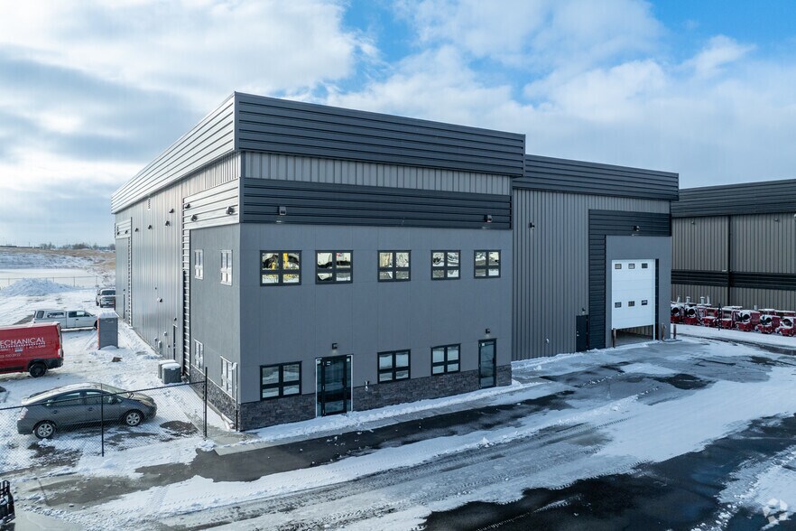 285199 Wrangler Av, Calgary, AB à louer - Photo principale – Image 1 sur 3