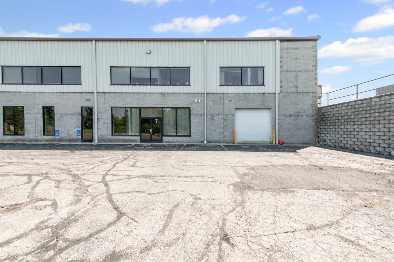 1235 Industrial Dr, Saline, MI 48176 - Lot 7 & 8 - - Photo intérieure - Image 1 of 16