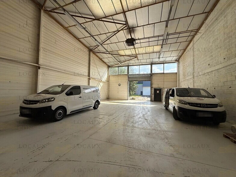 Local d’activités dans Coignières à louer - Photo de l’immeuble – Image 2 sur 8