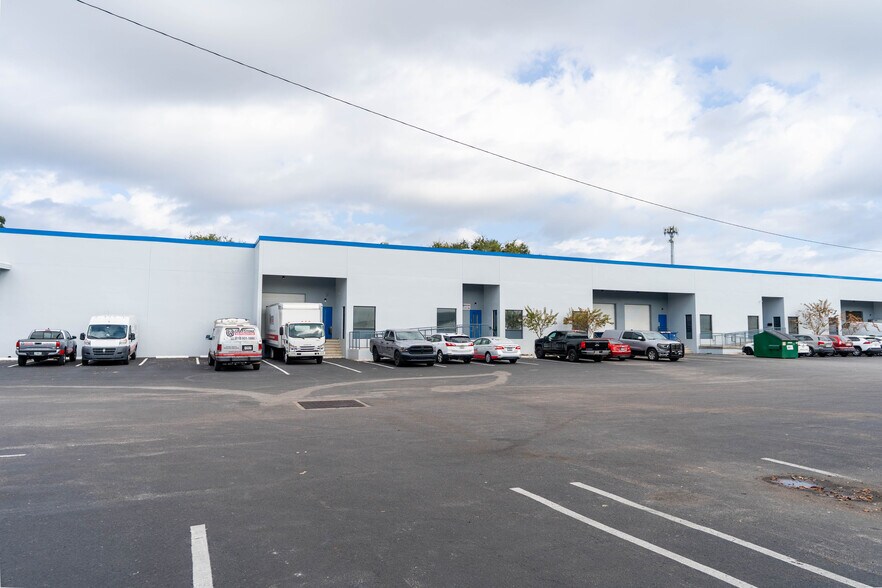 5501-5519 Pioneer Park Blvd, Tampa, FL à louer - Photo de l’immeuble – Image 2 sur 28