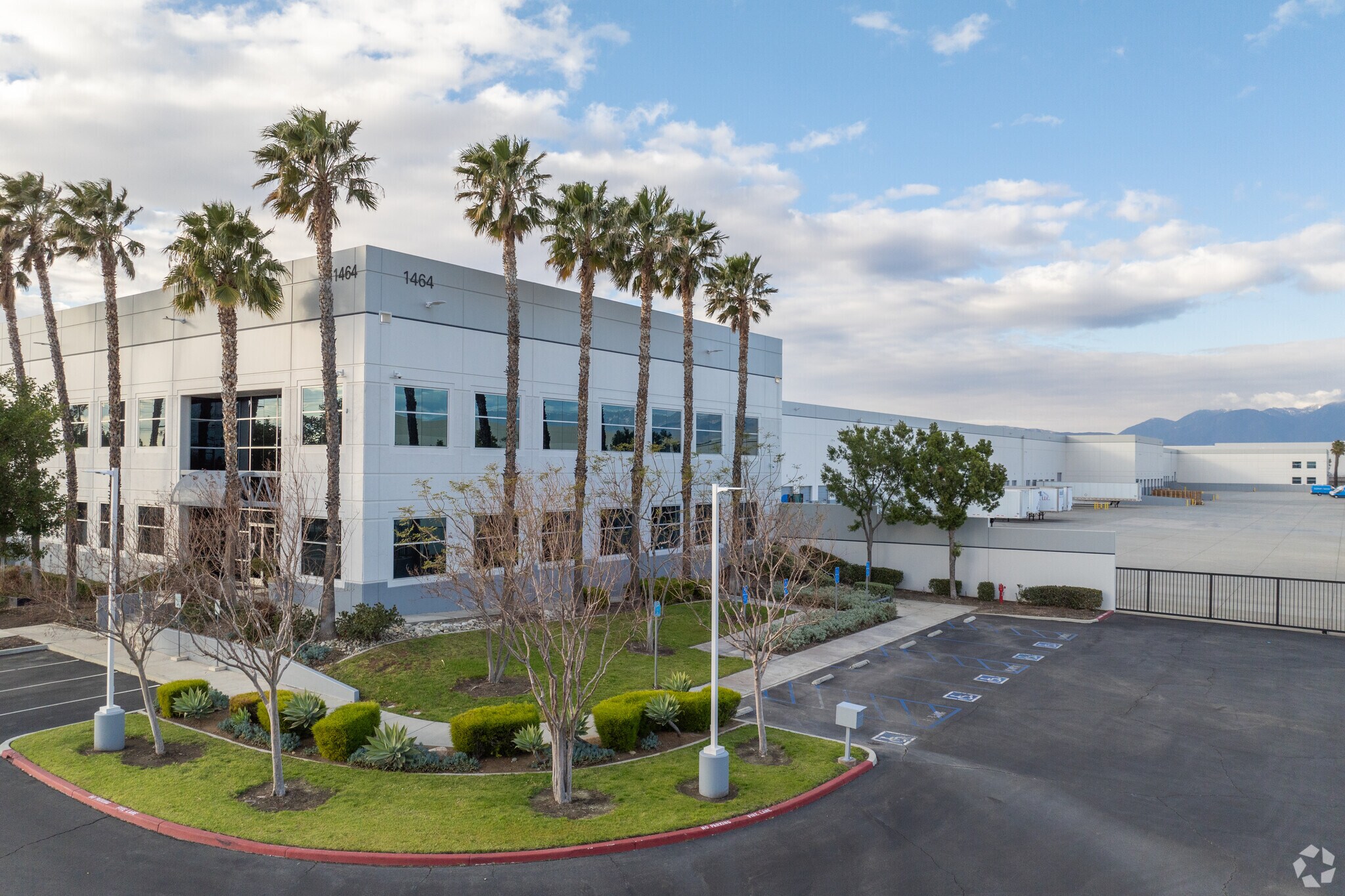 1464 W Merrill Ave, Rialto, CA à louer Photo de l’immeuble– Image 1 sur 7