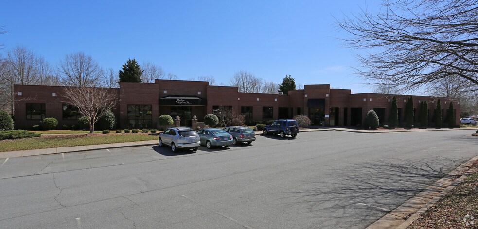 765 Highland Oaks Dr, Winston-Salem, NC à louer - Photo de l’immeuble – Image 3 sur 7