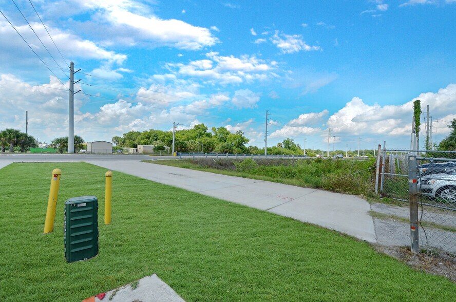 3885 E SR 46, Sanford, FL à louer - Photo de l’immeuble – Image 2 sur 12