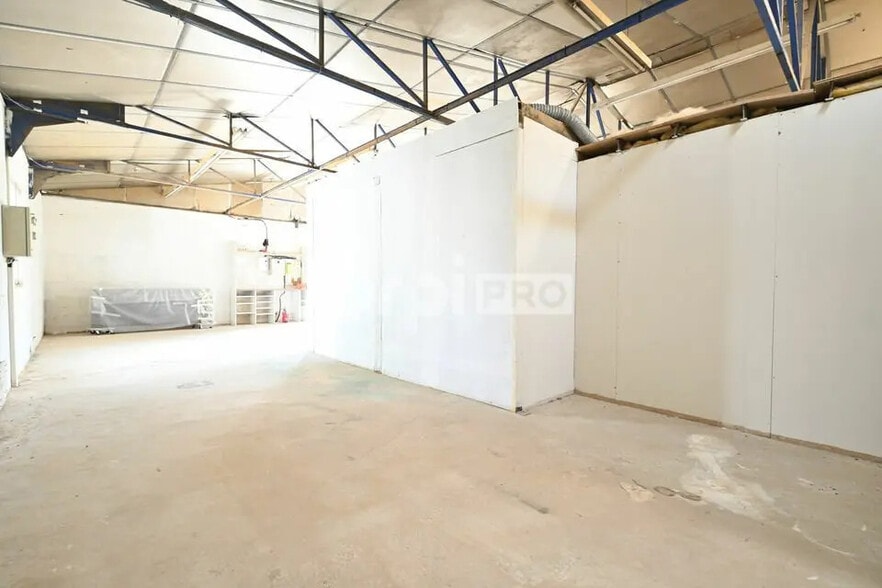 Local d’activités dans Vénissieux à louer - Photo de l’immeuble – Image 2 sur 12