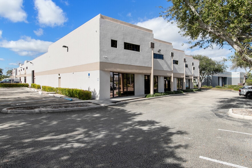 6451 E Rogers Cir, Boca Raton, FL à louer - Photo de l’immeuble – Image 1 sur 18
