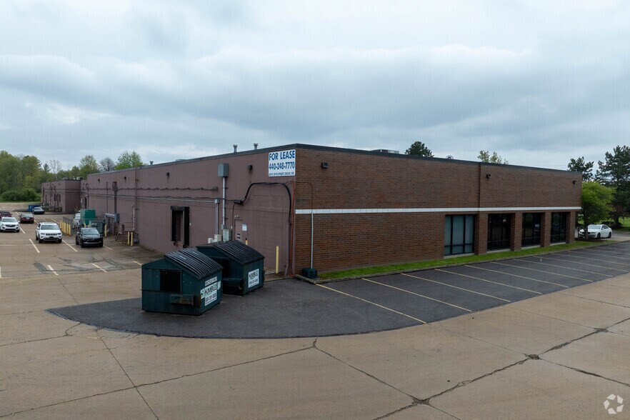 31225 Bainbridge Rd, Solon, OH à louer - Photo de l’immeuble – Image 2 sur 5