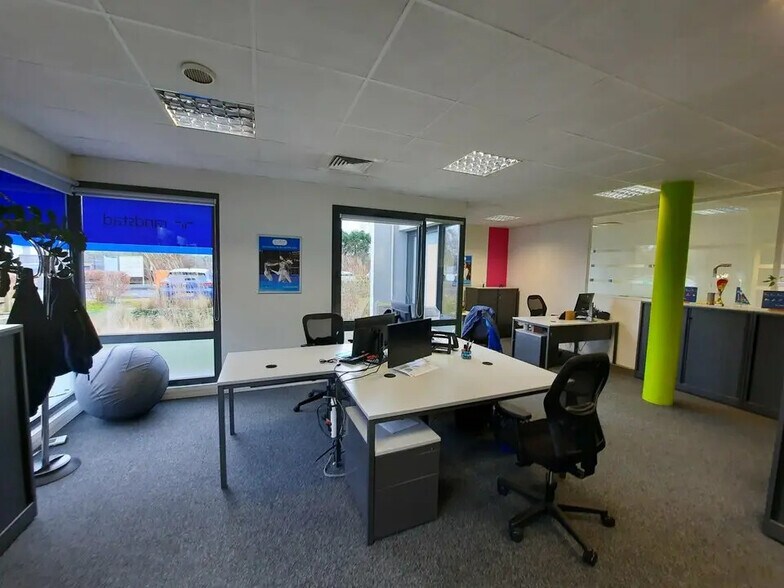 Bureau dans Petit-Couronne à louer - Photo de l’immeuble – Image 3 sur 14