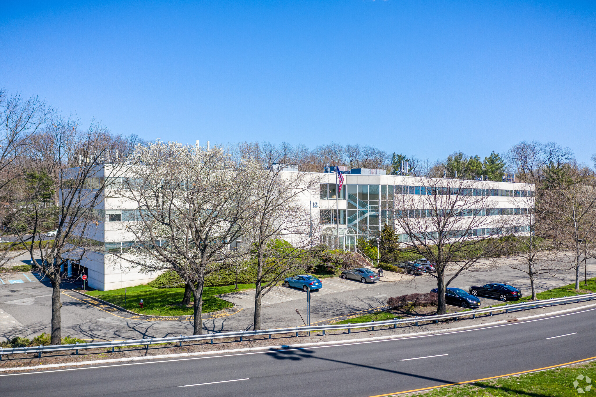 12 N State Rt 17, Paramus, NJ à louer Photo de l’immeuble– Image 1 sur 9