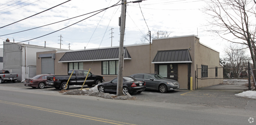 384 Moffitt Blvd, Islip, NY à louer - Photo principale – Image 1 sur 2