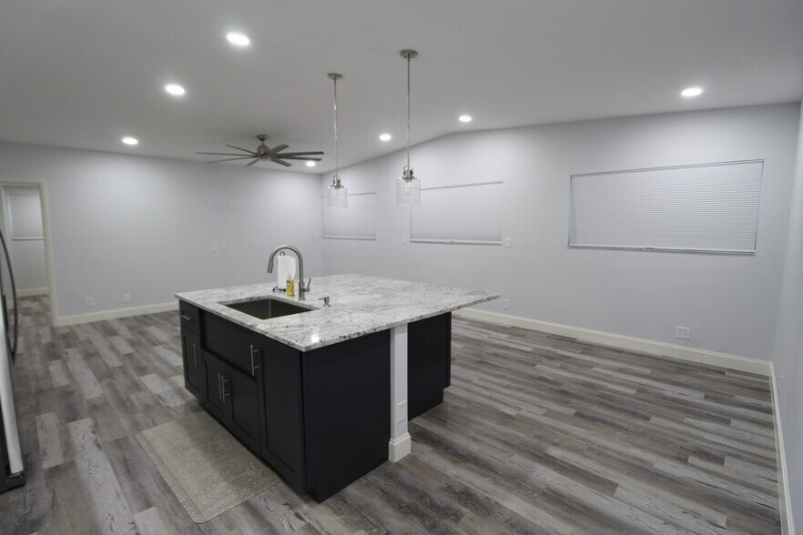 1662 Independence Blvd, Sarasota, FL à louer - Photo de l’immeuble – Image 1 sur 11