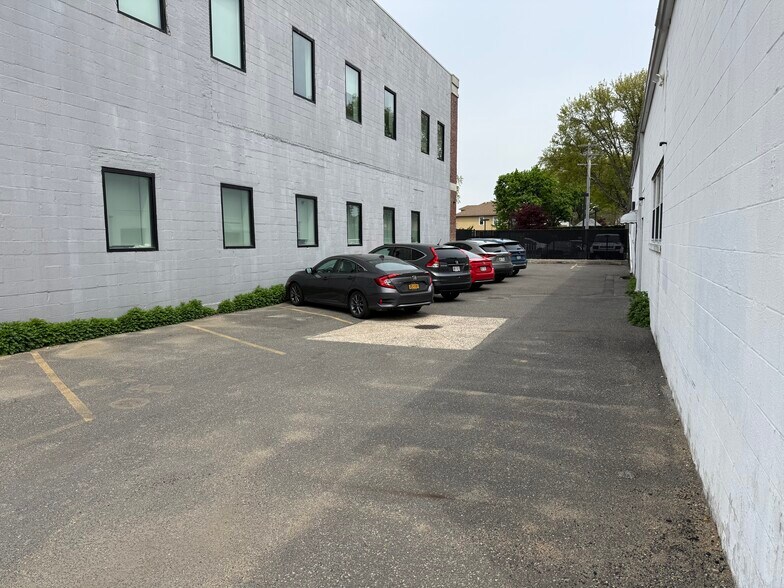 66 S Tyson Ave, Floral Park, NY à vendre - Photo de l’immeuble – Image 3 sur 17
