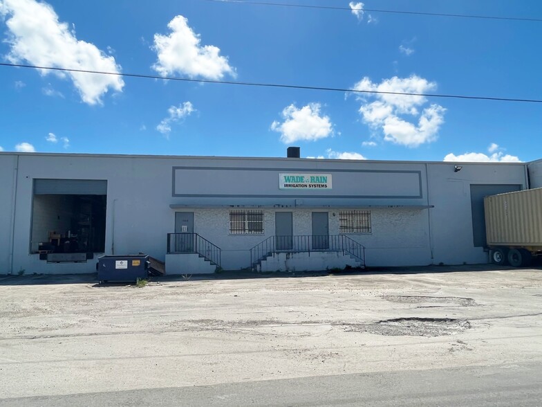 1060 E 23rd St, Hialeah, FL à louer - Photo de l’immeuble – Image 1 sur 4