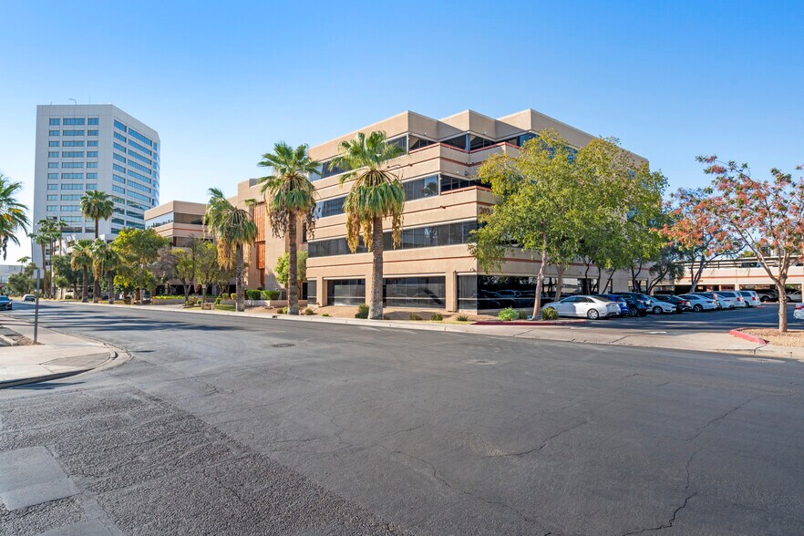 202 E Earll Dr, Phoenix, AZ à vendre - Photo principale – Image 2 sur 8