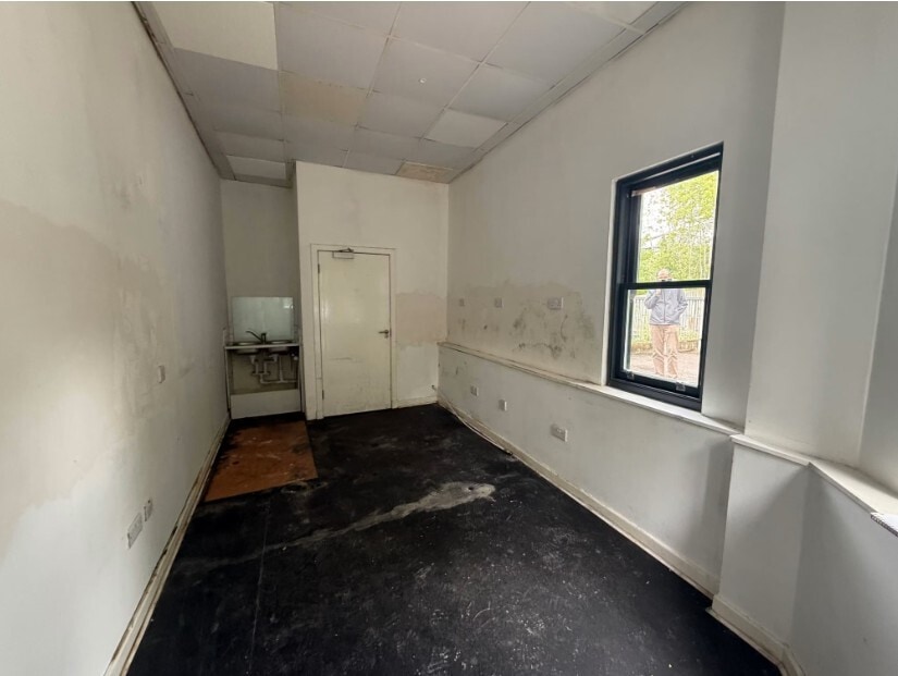 9-21 Clarkston Rd, Glasgow, GLG G44 4EE - Lot 9 - - Photo intérieure - Image 2 of 6