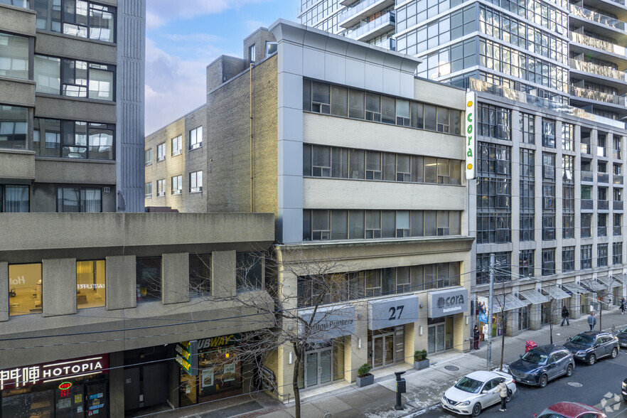 27 Carlton St, Toronto, ON à louer - Photo de l’immeuble – Image 1 sur 9