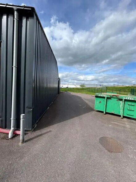 Local d'activités dans Gournay-en-Bray à vendre - Photo de l’immeuble – Image 3 sur 4