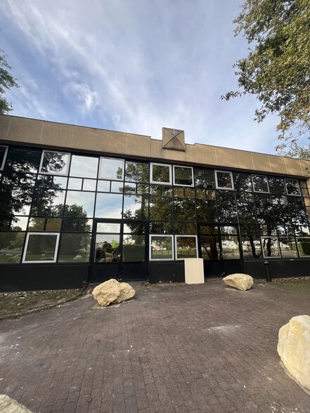 9 Avenue Léonard De Vinci, Pessac à louer - Photo de l’immeuble – Image 3 sur 10