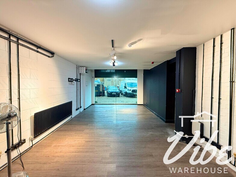 451 Wick Ln, Londres à louer - Photo de l’immeuble – Image 2 sur 7