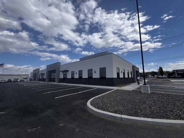 7034 W Clearwater Ave, Kennewick, WA à louer - Photo de l’immeuble – Image 3 sur 9
