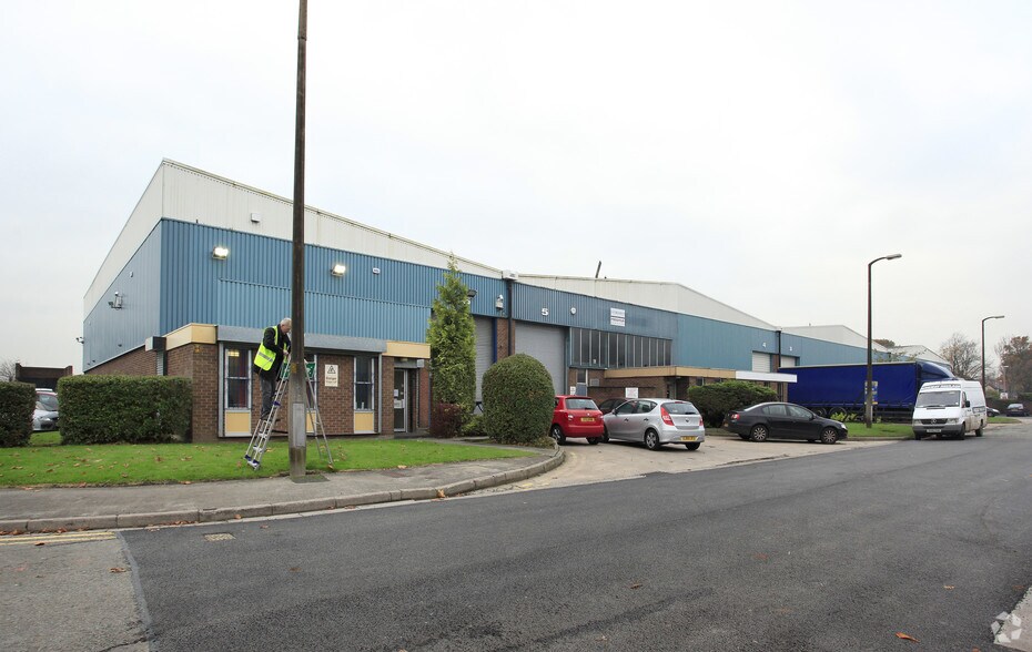 Shadowmoss Rd, Manchester à louer - Photo principale – Image 1 sur 4