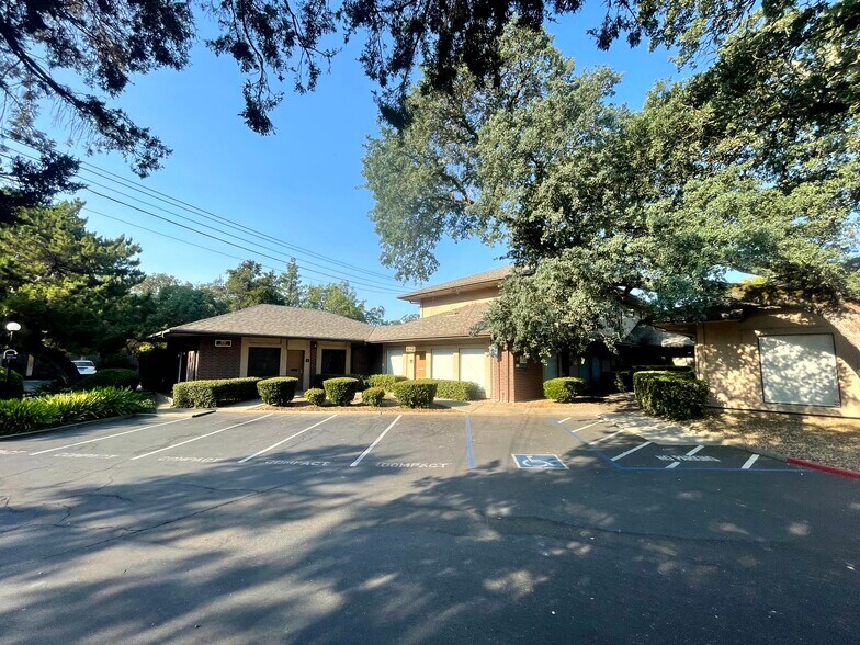 8146 Greenback Ln, Fair Oaks, CA à louer - Photo de l’immeuble – Image 2 sur 4